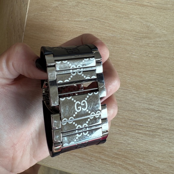 Gucci Women's YA112420 112 The Twirl Black Rubber Watch - Picture 4 of 5